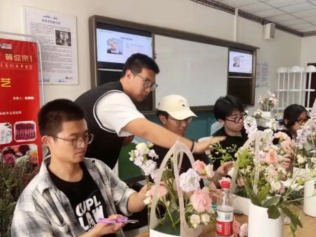 学生们运用色彩搭配和造型技巧深化领会创新的物化载体 学生们运用色彩搭配和造型技巧深化领会创新的物化载体