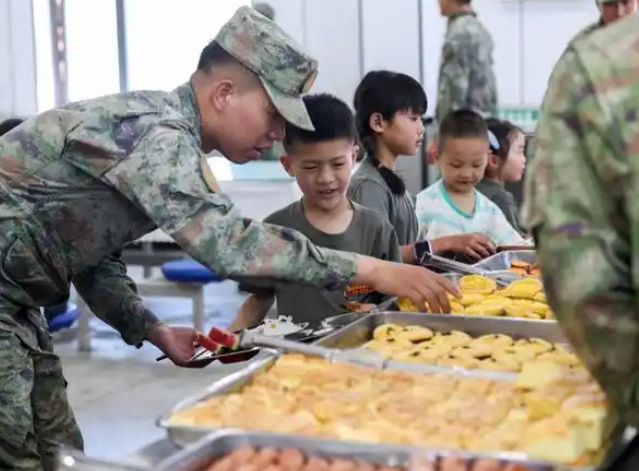 孩子们走进兵营沉溺式体会军旅日子淬炼钢铁毅力
